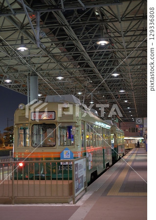 夜間穿過城市的電車 129336808