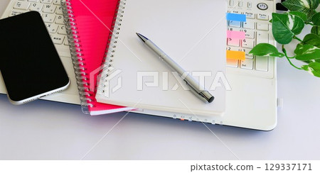 商業圖片:附便條的螺旋筆記本、書寫工具 商業圖片:附便條的螺旋筆記本、書寫工具 129337171