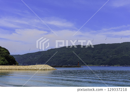 夏季的月亮海灘井浦和沙灘防波堤的風景，遠處可見風車 129337218