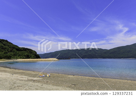 夏季的月亮海灘井浦和沙灘防波堤的風景，遠處可見風車 129337231