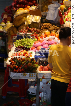 在露天市場出售的水果,如橙子。其中大部分是進口的。 在露天市場出售的水果,如橙子。其中大部分是進口的。 129337553