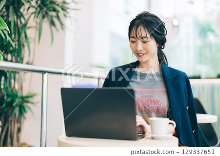 一位時尚的中年女性在咖啡館使用電腦 129337651