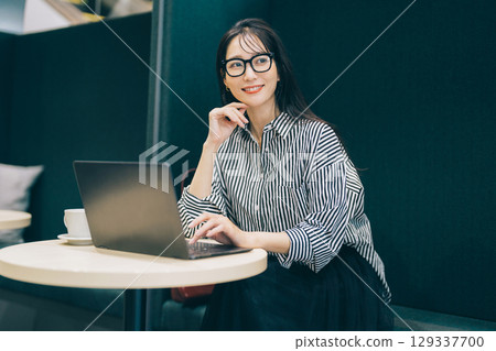 在咖啡館工作的中年婦女 129337700