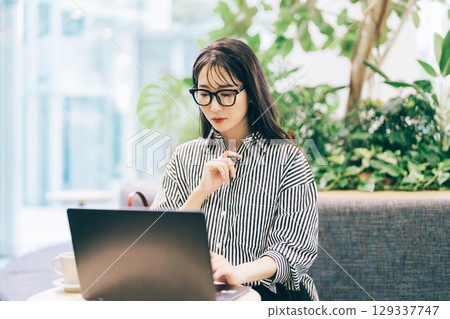 一個女人在一家咖啡館工作 129337747