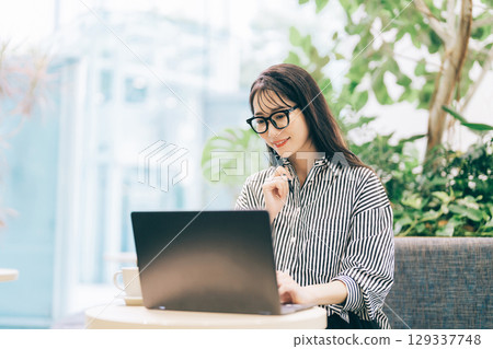 A woman working in a cafe 129337748