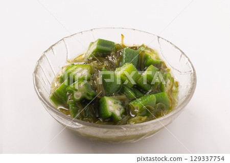 秋葵、裙帶菜和麵條湯 秋葵、裙帶菜和麵條湯 129337754