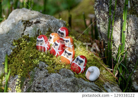 帶有達摩娃娃和白蛇的吉祥日本風景 129338122