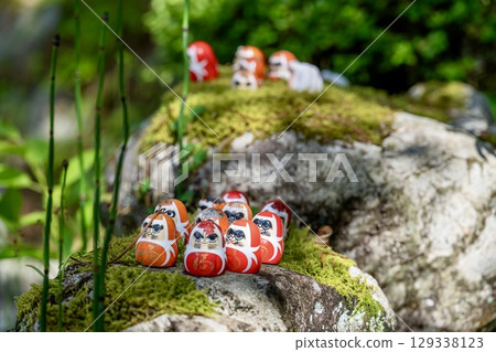 吉祥的達摩娃娃排列在日本風景中 129338123