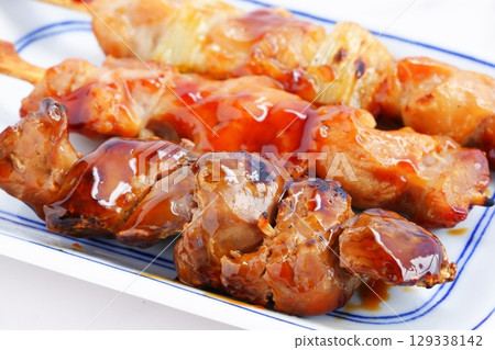 烤雞肉串 - 各種美味的烤雞肉串（雞腿、雞肝和雞胸肉） 129338142