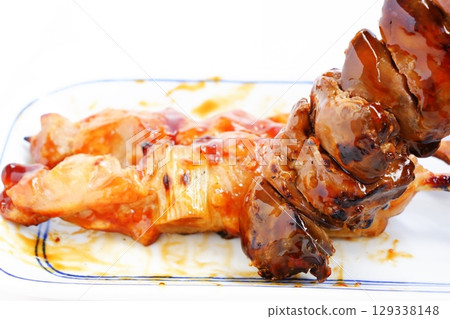 烤雞肉串 - 各種美味的烤雞肉串（雞腿、雞肝和雞胸肉） 129338148