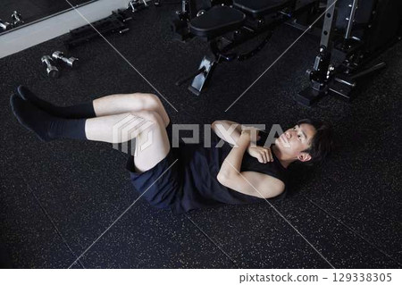 身穿運動服的日本年輕男子在健身房進行肌力訓練 129338305