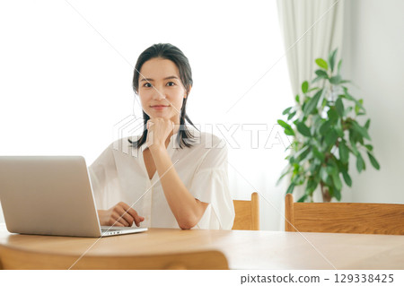 女人做遠程辦公 129338425