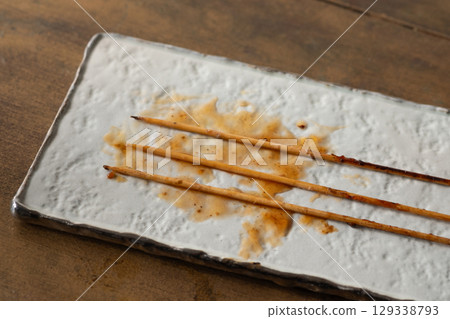 吃完串肉後的圖片（庫存照片） 129338793