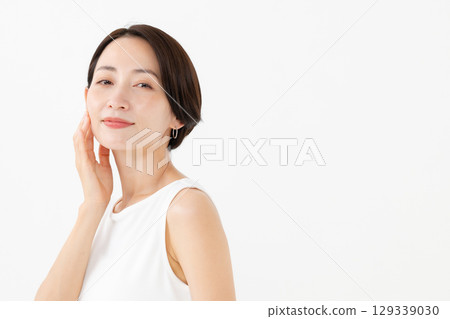 Smiling middle-aged woman portrait 129339030