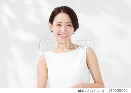 Smiling middle-aged woman portrait 129339031