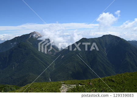 Climbing Mount Senjogatake, Yamanashi Prefecture Climbing Mount Senjogatake, Yamanashi Prefecture 129339083