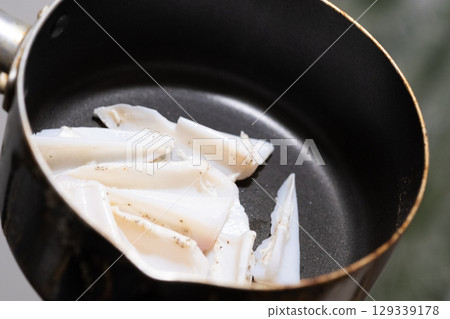 Chicken cartilage in a frying pan (stock photo) 129339178