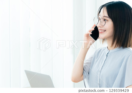 在辦公室工作的婦女 129339429