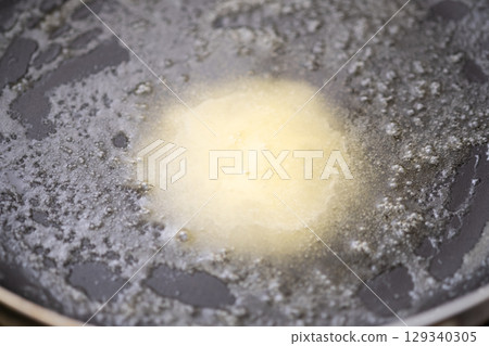 在煎鍋中加熱人造奶油（庫存照片） 129340305