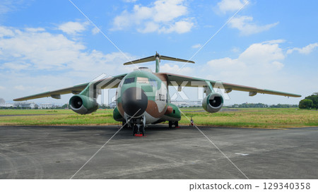 航空自衛隊停機坪上的C-1運輸機 129340358