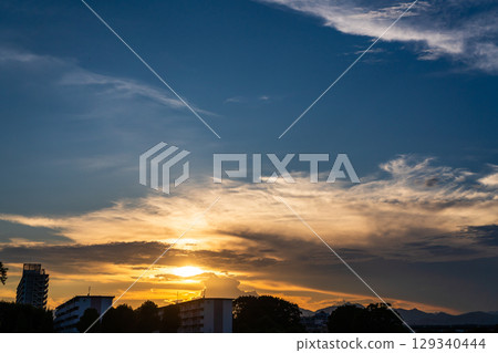 夏日夕陽住宅區 夏日夕陽住宅區 129340444