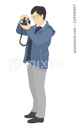 拿著照相機的年輕人 129340857
