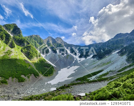 積雪的山 129341071