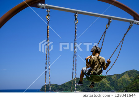 ※＜Material＞A boy swinging up into the sky 129341644