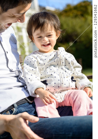 父母在花園裡玩 129341662