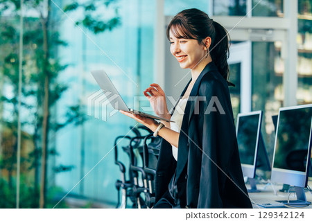 在辦公室使用個人計算機的女商人 129342124