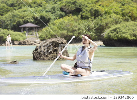 Cute woman enjoying SUP 129342800