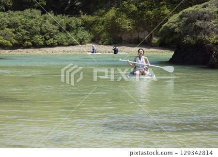 Cute woman enjoying SUP 129342814