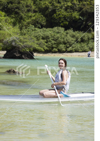 享受 SUP 的可愛女人 129342853