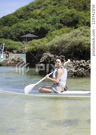 Cute woman enjoying SUP 129342856