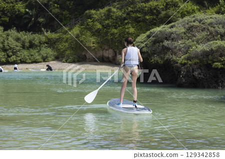 享受 SUP 的可愛女人 129342858