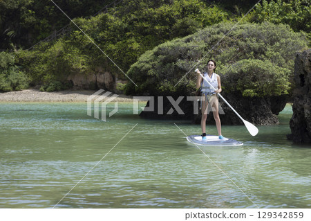 Cute woman enjoying SUP 129342859