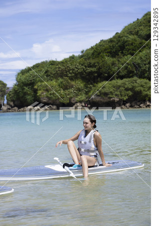 享受 SUP 的可愛女人 享受 SUP 的可愛女人 129342895