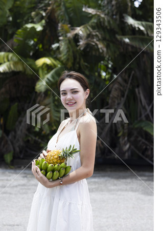 吃鳳梨和香蕉的女人 129343506