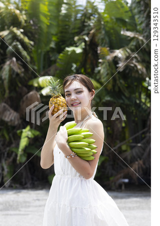 吃鳳梨和香蕉的女人 129343510
