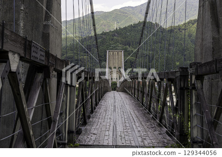 長野縣桃助橋,一座歷史悠久的木製吊橋,山景優美 長野縣桃助橋,一座歷史悠久的木製吊橋,山景優美 129344056