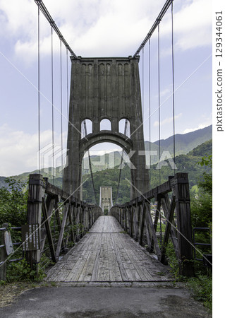 長野縣桃助橋,一座歷史悠久的木製吊橋,山景優美 長野縣桃助橋,一座歷史悠久的木製吊橋,山景優美 129344061