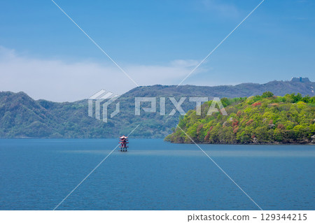 從遊覽船上欣賞洞爺湖的風景 129344215