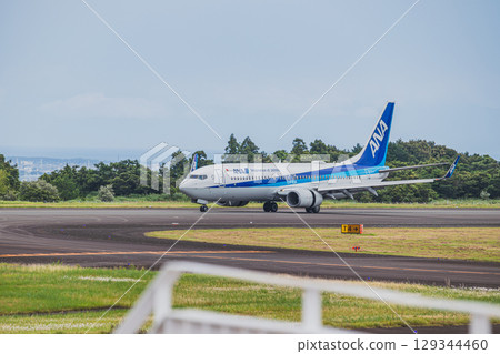 一架飛機在牧之原市（靜岡縣）富士山靜岡機場的跑道上行駛 129344460