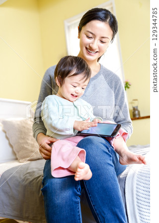 Parents and children mother daughter smartphone smartphone baby Parents and children mother daughter smartphone smartphone baby 129344785