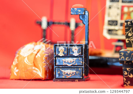 女兒節時為舊式雛人偶裝飾的一套婚禮配件中的針盒。 女兒節時為舊式雛人偶裝飾的一套婚禮配件中的針盒。 129344797