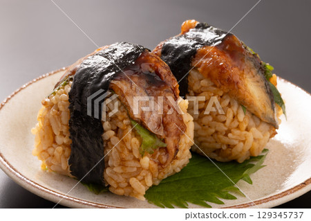 Eel rice ball 129345737