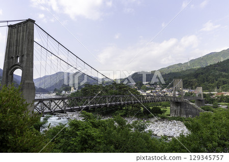 橫跨長野縣南木曾町的歷史悠久的吊橋桃介橋及其山景 129345757