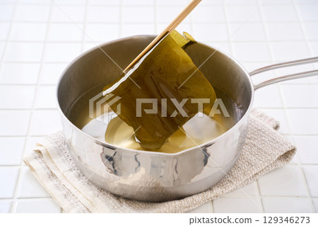 Kelp dashi | Preparation process for dashi, rehydrating kelp in a Yukihira pot 129346273