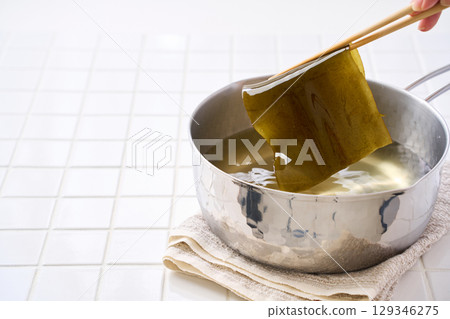 海帶高湯 | 高湯的製作過程，在雪平鍋中重新煮沸海帶 129346275