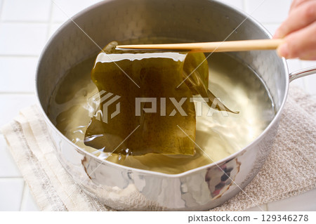 海帶高湯 | 高湯的製作過程，在雪平鍋中重新煮沸海帶 129346278